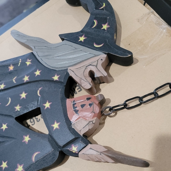 YOU ARE PURCHASING TWO WITCH, USA FLAG AND WOOD HANGER - Picture 10 of 11